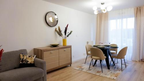 un salon avec une table et des chaises et une salle à manger dans l'établissement Le cocon d'Anna, à Vannes