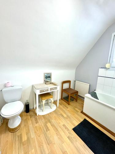 La salle de bains est pourvue de toilettes et d'un bureau. dans l'établissement Maison familiale - Côte de Granit Rose, à Saint-Quay-Perros