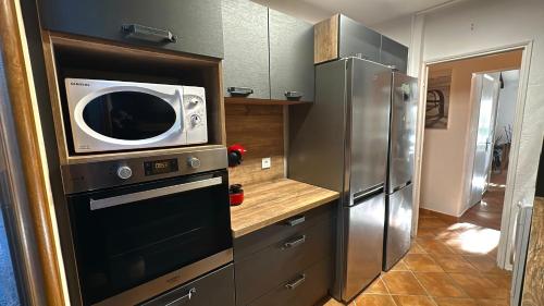 La cuisine est équipée d'un four micro-ondes et d'un réfrigérateur. dans l'établissement Villa familiale située à 10 minutes à pieds de la plage de Santa Giulia, à Porto-Vecchio