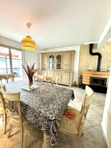 une salle à manger avec une table et des chaises dans l'établissement Maison familiale - Côte de Granit Rose, à Saint-Quay-Perros