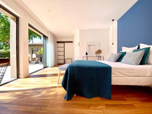 - une chambre avec un lit doté d'une couverture bleue dans l'établissement House Avenue, à Carcassonne