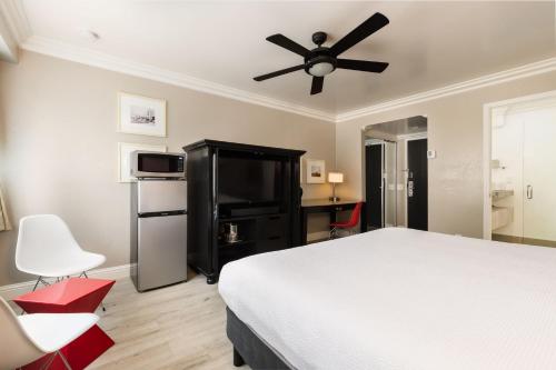 a bedroom with a bed and a ceiling fan at Inn at Highway 1 in Lompoc