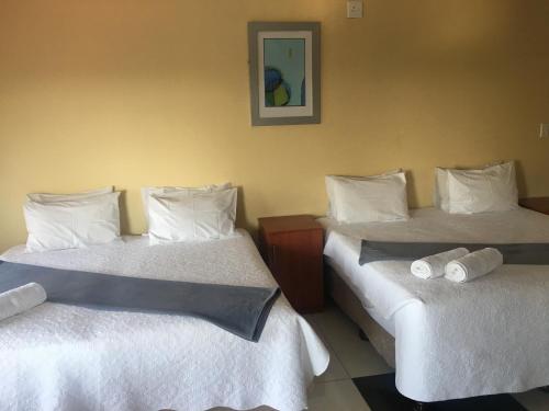 Un pat sau paturi într-o cameră la Rimique Boutique Hotel