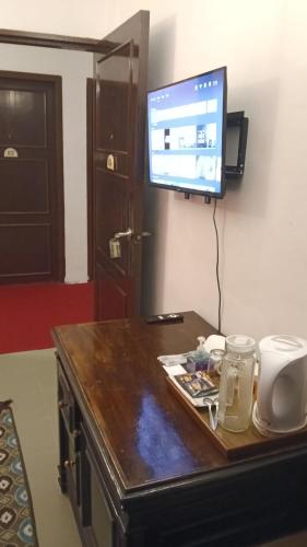 Televisyen dan/atau pusat hiburan di Forest Paradise Inn Teluk Bahang Private Malay Traditional House Concept Hotel By WAN