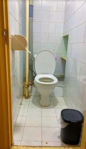 Bilik mandi di Crown Hostel