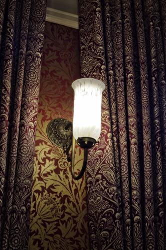 a lamp on a wall next to a curtain at The Seven Stars in Stourbridge