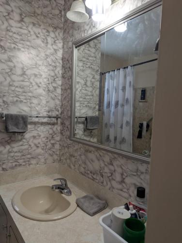 Un baño de Tight budget room for rent in my singlehouse
