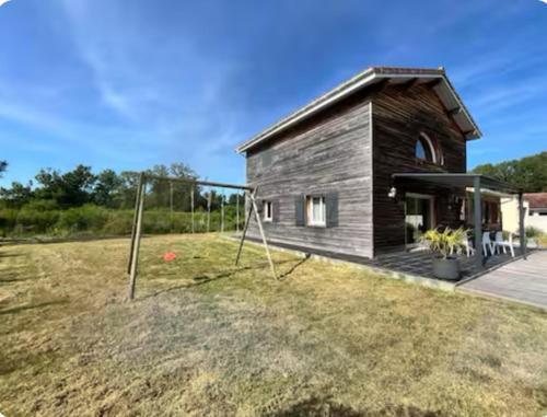 Photo de la galerie de l'établissement La Cabane de Sofi Villa Cosy Piscine 8 PERS, à Aureilhan