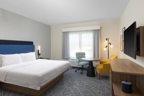 a hotel room with a bed and a desk at Hampton Inn & Suites Cottonwood, Az in Cottonwood