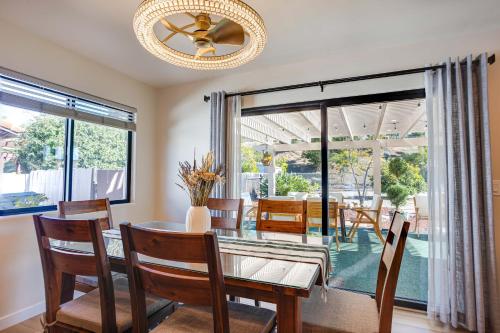 エスコンディードにあるNewly Remodeled Homeのダイニングルーム(ガラスのテーブル、椅子付)