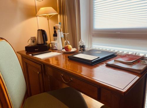 a desk with a laptop computer on top of it at Landhaus Eggert in Münster