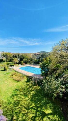 - une vue sur la piscine dans la cour dans l'établissement Beautiful Studio with shared pool, à Saint-Tropez