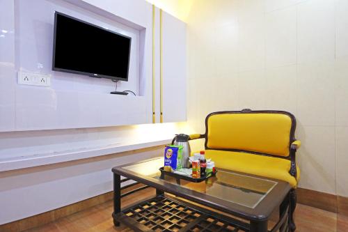 TV a/nebo společenská místnost v ubytování Frankstay By Hotel Preet 05 Mints Walking Distance Nizamuddin Railway Station