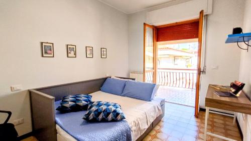 Un dormitorio con una cama con dos almohadas encima. en Maison Bleue - Appartamento al mare, en Silvi Marina
