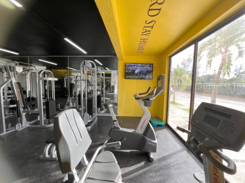 una palestra con diversi tapis roulant e tapis roulant di Cancun Condo & Resort a Cancún