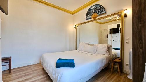 - une chambre avec un lit blanc et un grand miroir dans l'établissement Chambre style hôtelière dans logement partagé, La Queen Paris, Stade de France, à Épinay-sur-Seine