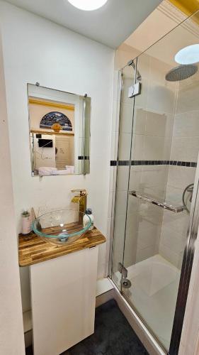 une salle de bain avec un lavabo et une douche dans l'établissement Chambre style hôtelière dans logement partagé, La Queen Paris, Stade de France, à Épinay-sur-Seine