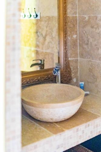 La salle de bains est pourvue d'un lavabo et d'un grand miroir. dans l'établissement Mas des Agranas, à Sénas