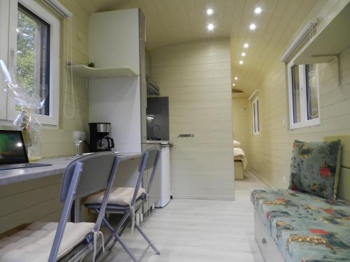 - une cuisine avec des chaises et un comptoir dans une pièce dans l'établissement Gîte Les Marlières, à Esquéhéries