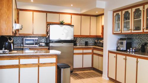 Dapur atau dapur kecil di Spacious House near Downtown MTL