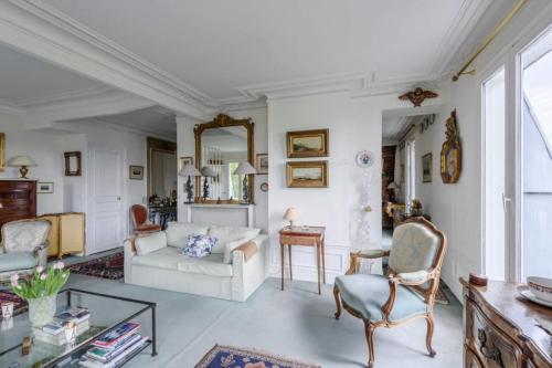 un salon avec un canapé et une table dans l'établissement GuestReady - Luxury Apartment on the Ile de la Cit, à Paris