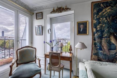 un salon avec un bureau et une chaise dans l'établissement GuestReady - Luxury Apartment on the Ile de la Cit, à Paris