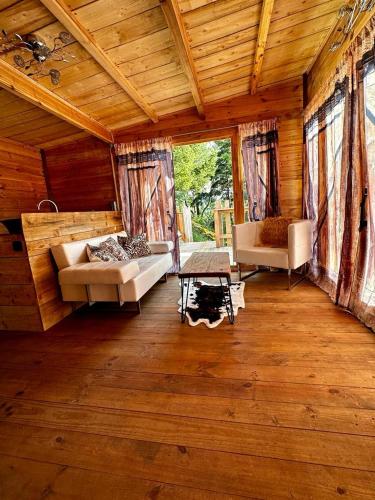 Cette grande chambre comprend un lit et une table. dans l'établissement Cabanes du Puy Mary, à Cheylade