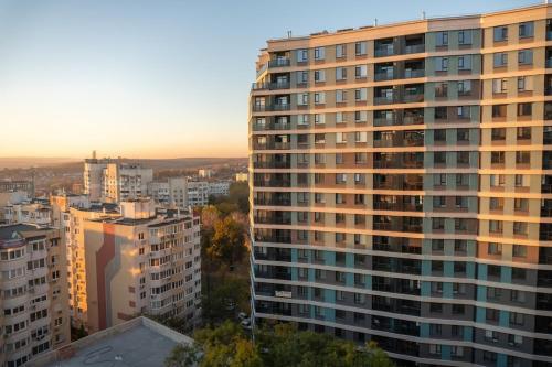 uitzicht op een hoog gebouw in een stad bij Avenue Boutique Luxury N3 in Chişinău