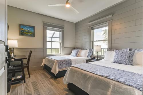 Ένα ή περισσότερα κρεβάτια σε δωμάτιο στο Harborwalk Lodge