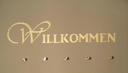 レーダーマルクにあるTolle Wohnung In Ober Rodenの「liuminati」という言葉が書かれた部屋の看板