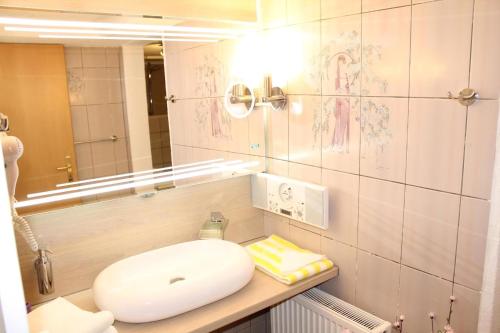 a bathroom with a sink and a mirror at Ferienwohnung Vulkaneifel in Daun
