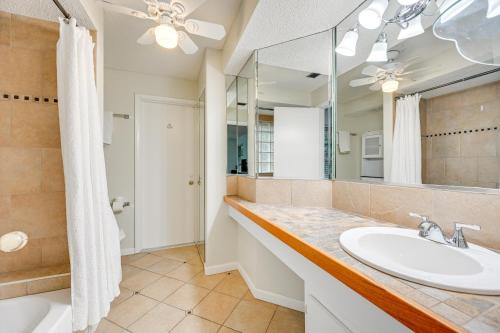 un baño con lavabo y espejo en 3 Mi to Naples Botanical Garden Home with Hot Tub!, en Naples