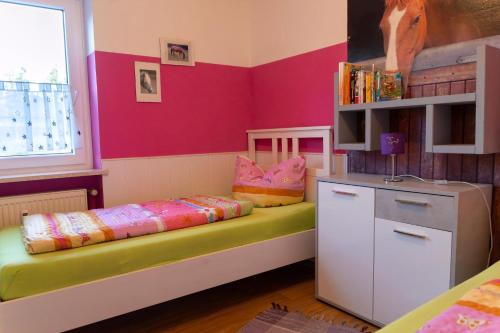 Postel nebo postele na pokoji v ubytování Ferienwohnung Mit Balkon Und Zwei Schlafzimmern