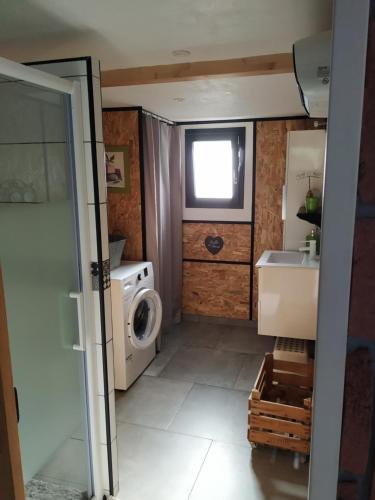 a small bathroom with a washing machine and a sink at L'Attellu di Babbu in Lecci