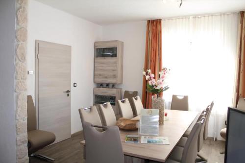 a dining room with a table and chairs at Modernes Ferienhaus In Daun in Daun