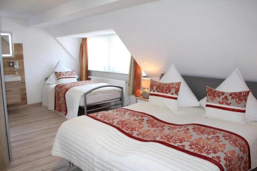 a hotel room with two beds and a window at Modernes Ferienhaus In Daun in Daun