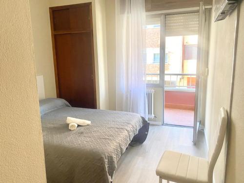 Ένα ή περισσότερα κρεβάτια σε δωμάτιο στο Hostal La Sierra Cabárceno