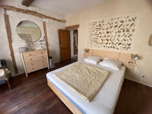 une chambre avec un lit, un lavabo et un miroir dans l'établissement Maison de village au coeur de CANET en ROUSSILLON, à Canet