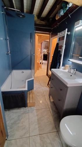 une salle de bain avec une douche, une baignoire et un lavabo dans l'établissement Maison de village au coeur de CANET en ROUSSILLON, à Canet