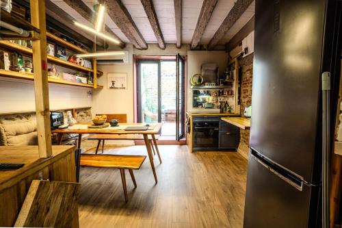 une cuisine avec une table et une salle à manger dans l'établissement Maison de village au coeur de CANET en ROUSSILLON, à Canet