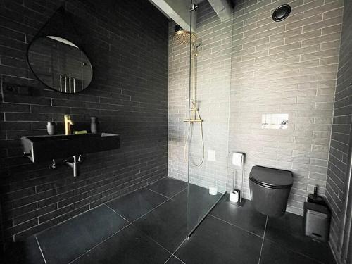 プラハにあるLuxe studio with pool, sauna, jacuzzi, gym, balconyのシャワー、トイレ、洗面台を備えたバスルーム