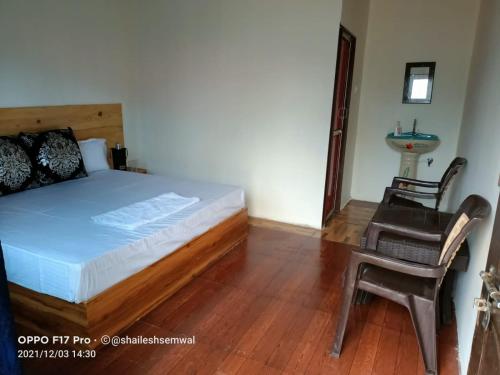 Postel nebo postele na pokoji v ubytování Resthouse by jbk badrinath