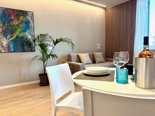a living room with a table and a couch at Appartamenti BETTELONI in Bardolino