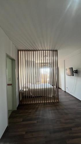 an empty room with a gate in the middle of a room at Luminoso monoambiente in San Justo