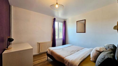 une chambre avec un lit et une fenêtre dans l'établissement Chambre privée dans logement partagé, L'Hibiscus Paris & Stade de France, à Stains