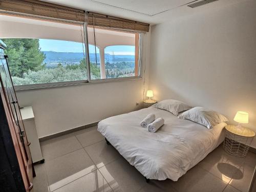 une chambre avec un lit et une grande fenêtre dans l'établissement Villa Exotique, Luxueux, Piscine, Calme, Parking, à Rognac