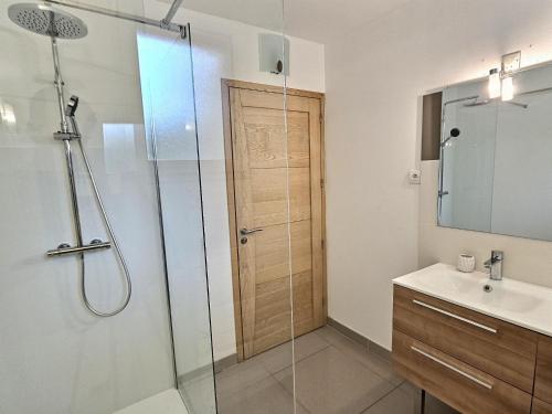 une salle de bain avec douche et lavabo dans l'établissement Villa Exotique, Luxueux, Piscine, Calme, Parking, à Rognac