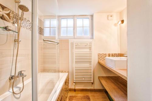 une salle de bain avec une douche, une baignoire et un lavabo dans l'établissement Villa Garcane à 200 m de la mer - Cabourg, à Varaville