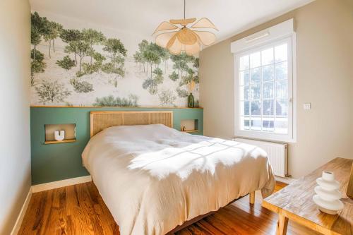 une chambre avec un grand lit et une fenêtre dans l'établissement Villa Garcane à 200 m de la mer - Cabourg, à Varaville