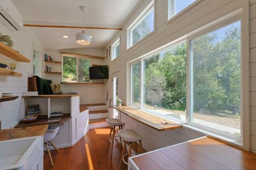 Η κουζίνα ή μικρή κουζίνα στο Topanga Canyon Oasis by Colby & Conrad